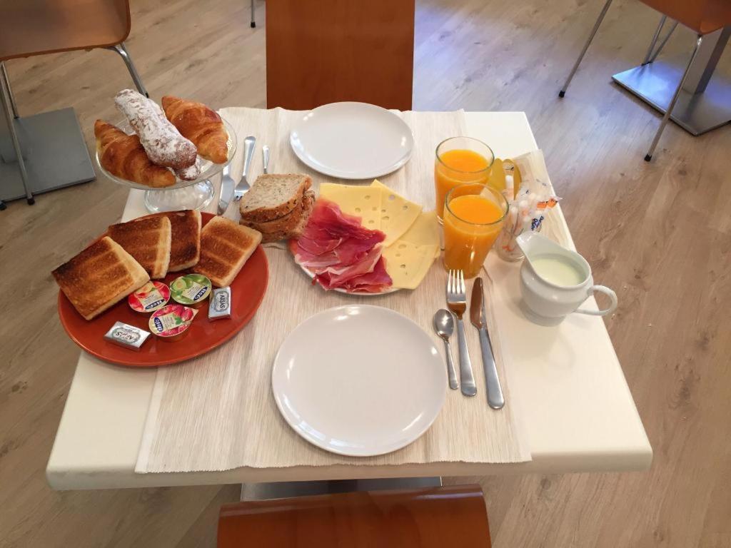 Guest House Barcelona Bruc Bagian luar foto